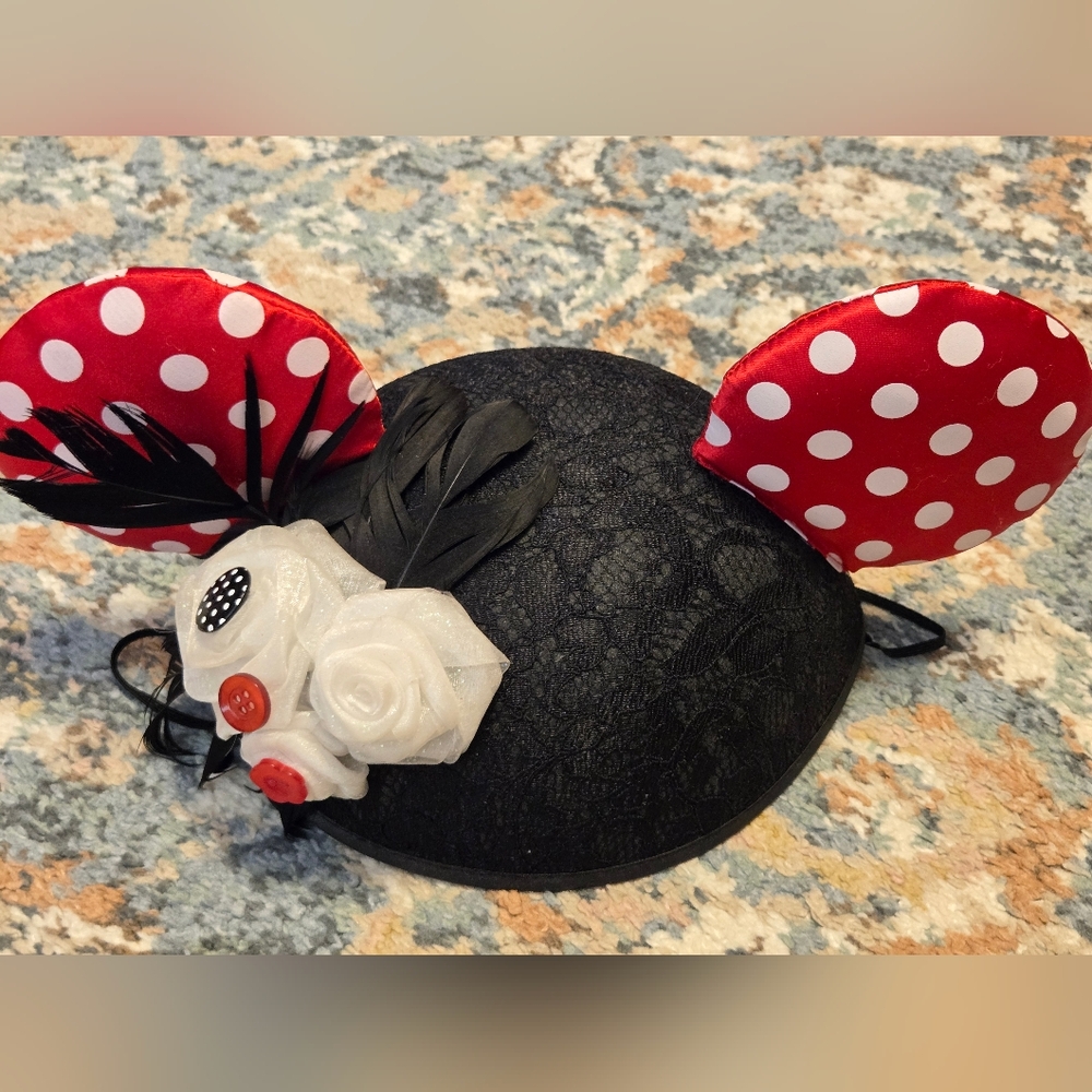 Disney World Dapper Red And White Minnie Mouse Eat Hat With Flowers And Veil